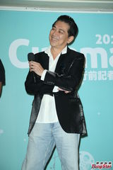 组图：李烈贴钱拍片直叫屈 出席影展没钱置装