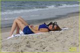 组图：林赛沙滩比基尼美乳抢镜 大腿多处淤青