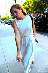 组图：沃特森白色连衣裙出街 下车飞奔秀美腿