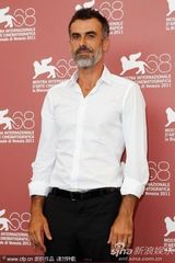 组图：《夜幕降临之时》发布会 导演获主演献吻