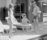 组图：安妮斯顿挺浑圆大肚 新广告变臃肿大妈