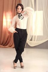 组图：小王晶拍摄时尚写真 靓丽十足别具气质