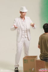 组图：陈豪努力工作赚奶粉钱 学带孩子有备无患