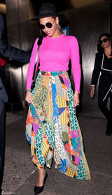 高清组图：碧昂斯纽约街拍 玫红色上衣搭配花裙