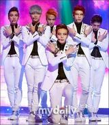 组图：韩团少女时代露小蛮腰 新曲打榜三连冠