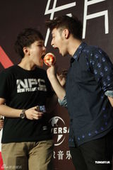 组图：潘玮柏北京发片会为粉丝削苹果