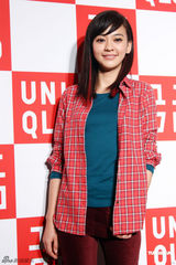 组图：陈柏霖携手陈意涵亮相代言清新时尚