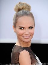 组图：第85届奥斯卡红毯-克里斯汀着透视露背裙