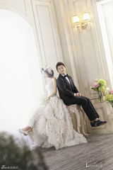 高清组图：韩歌手许阁曝婚纱照 新娘为中学同学