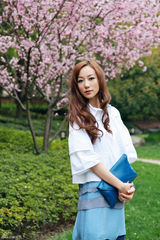 高清组图：韩雪春日街拍 裙装搭配蓝色信封包