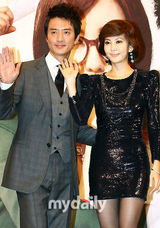 组图：金南珠宣传《逆转的女王》 黑丝袜十足抢镜