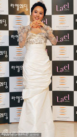组图：韩国女星李秀英幸福完婚 着透视蕾丝裙亮相