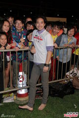 组图：谢安琪教儿子抗流感 林德信光脚秀瑜伽