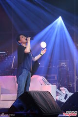 组图：刘若英开唱黑衣上阵秀吉他