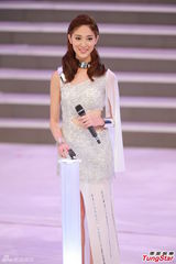 组图：港姐性感短裙热舞露美腿 选用f(x)热曲