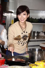 组图：李毓芬郭雪芙互捧拉票 宋米秦献厨艺