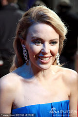 组图：凯莉-米洛蓝色抹胸裙露美背 颁奖拥抱阿黛尔