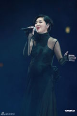 组图：黄伟文作品展落幕 陈奕迅何韵诗台上激吻