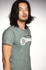 组图：娄淇长发写真曝光 气质型男显文艺风范