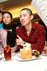 幻灯图：吴建豪小平头亮相 坦陈公司员工涉毒问题