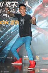 组图：王阳明蜘蛛装出席活动 坚称目前单身