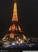 组图：朱莉皮特全家乘船夜游巴黎 共享水上晚餐