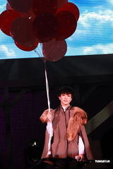 高清组图：何韵诗不改帅气风格 蘑菇头中性开唱