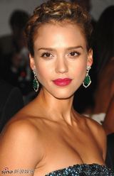 高清组图：杰西卡-阿尔芭钻饰闪亮