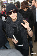 组图：东方神起抵达台湾 千名粉丝接机水泄不通