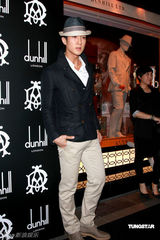 幻灯图：吴尊礼帽显王子风 任达华夫妇呼吁捐款