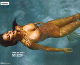 组图：金-卡戴珊登封面黑色泳装秀性感身材