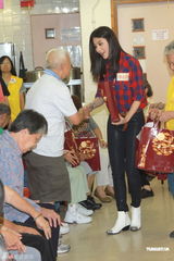 组图：陈慧琳服务中心派发月饼 预庆中秋节