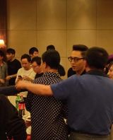 组图：田朴珺现身好声音庆功宴 张惠妹吻学员