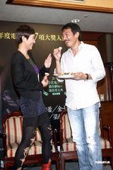 组图：毕晓海送郝蕾“第五张画” 祝“妈妈”骑金马