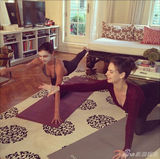 组图：米兰达带儿子海滩度假 晒比基尼照秀胴体