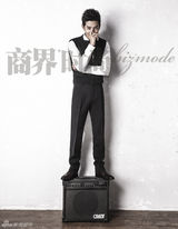 组图：张峻宁优雅绅士 青春王子化身商业精英