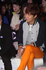 组图：李敏镐休闲装帅气亮相 长腿偶吧笑容迷人