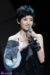 组图：董洁轻摇滚造型亮相演唱《我爱的我》