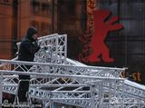 高清组图：柏林电影宫外忙碌不停 工作人员紧张布置