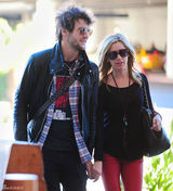 组图：阿什丽-提斯代尔和男友现身机场红裤抢眼