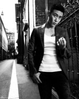 组图：陆毅米兰秋季街拍 绅士造型展熟男魅力