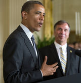 组图：奥巴马白宫宴请众球星 贝克汉姆赠送球衣