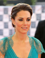 组图：英国凯特王妃蕾丝礼服亮相皇家音乐会