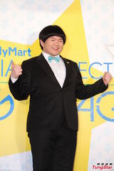 组图：林育群与日本女模同台 害羞不敢乱看