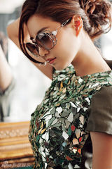 组图：韩星金莎朗墨镜写真性感身姿展完美曲线