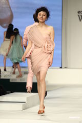 组图：袁泉产后复出粉嫩走秀 优雅秀香肩显成熟