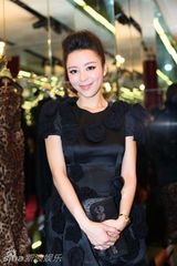 组图：张静初化身沪上黑玫瑰 高雅气质芬芳四溢