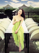 组图：江一燕性感娇艳姿态登杂志封面