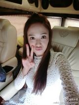 组图：陈乔恩微博九连拍 挤眼嘟嘴卖萌可爱