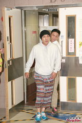 组图：母亲遇溺昏迷危殆 张卫健忧心返港探望